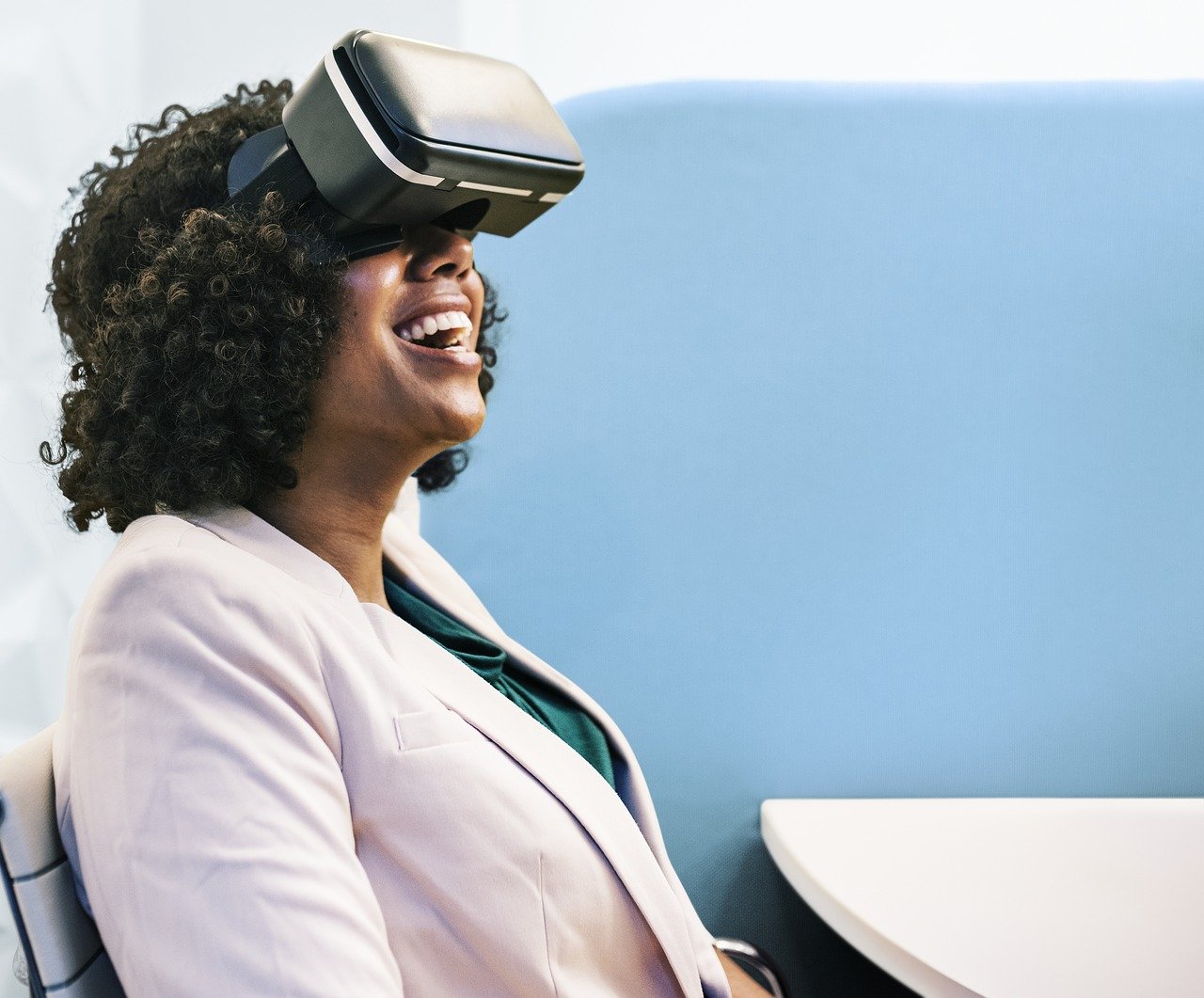 A woman puts on a virtual reality goggles 